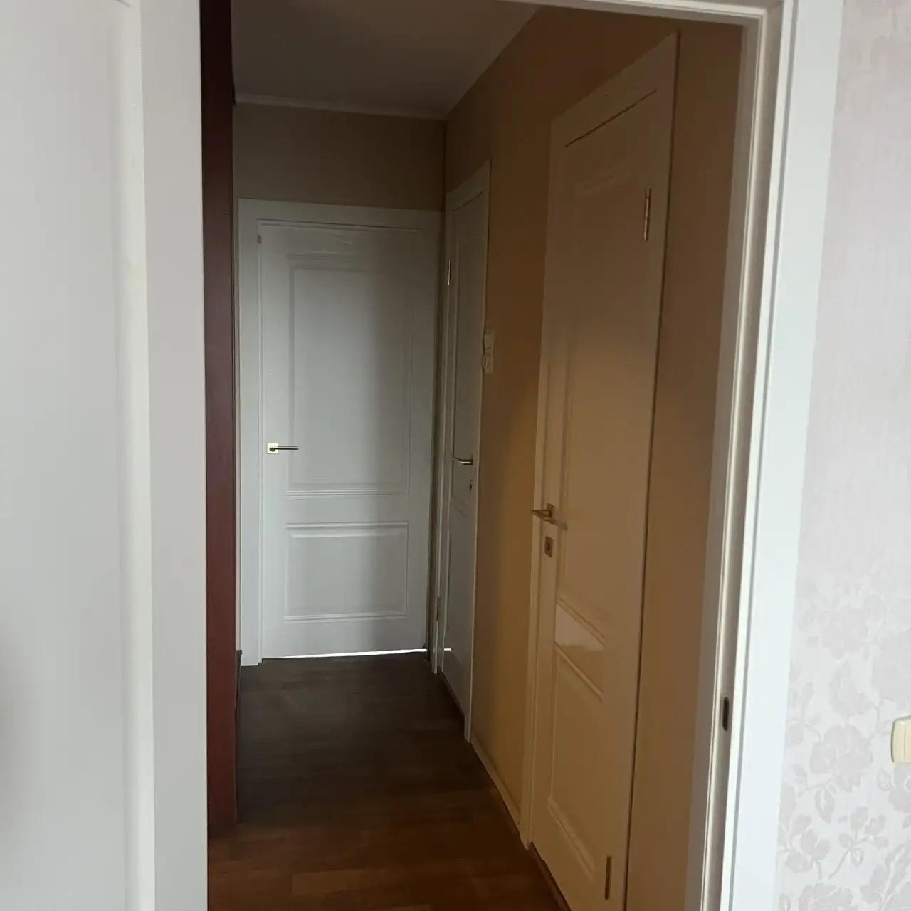 Монтаж дверей Эмалекс ЕС2 в молочном цвете в Курчатовском районе